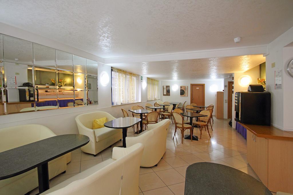 Hotel Azzurro Cattolica Esterno foto