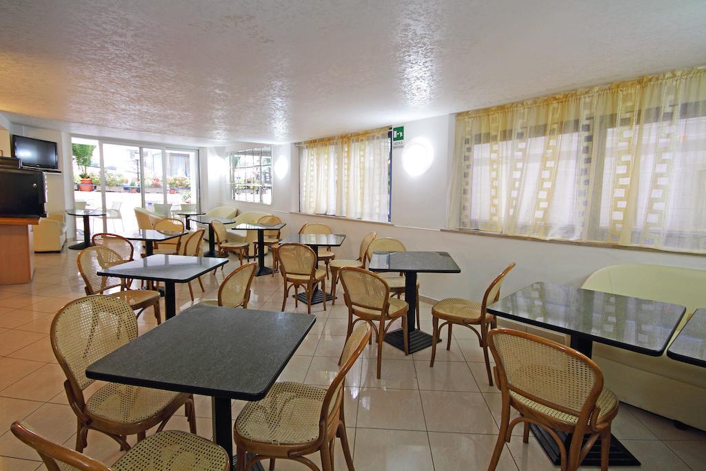 Hotel Azzurro Cattolica Esterno foto